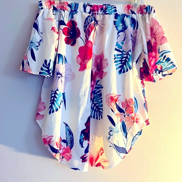 Off shoulder blouse w Hawaiian style flower pattern - $18 - Picture 6 of 12